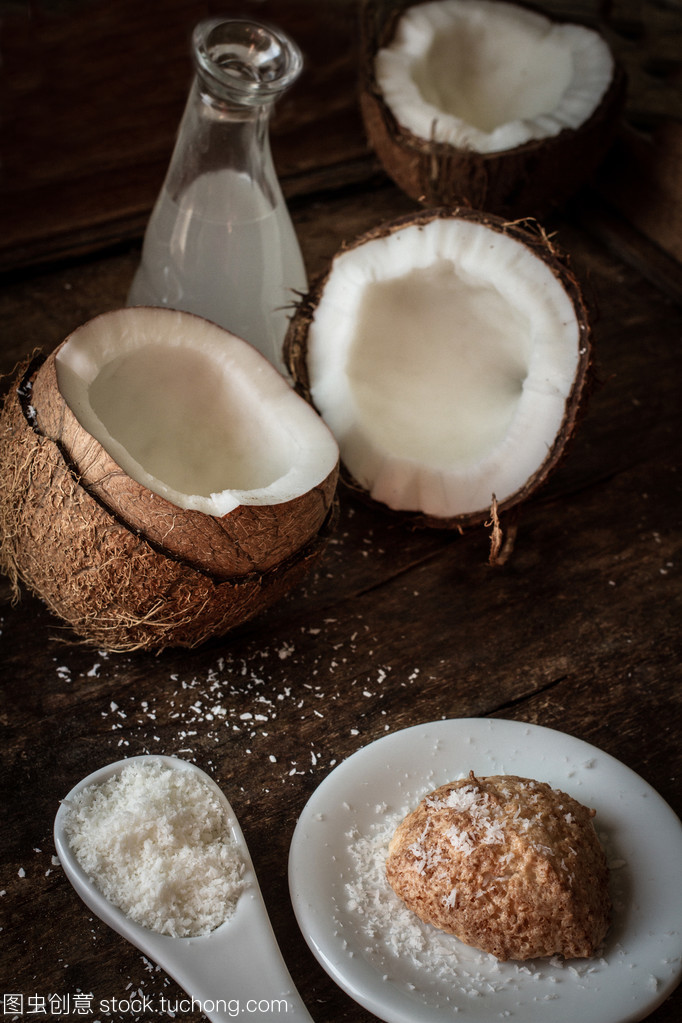 破碎的椰子。對(duì)印度食品美味的水果